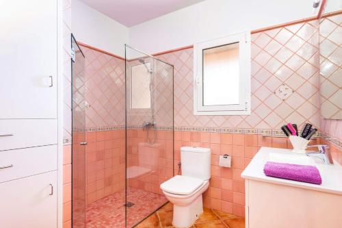 Kylpyhuone majoituspaikassa Villa Mafel by Villa Plus