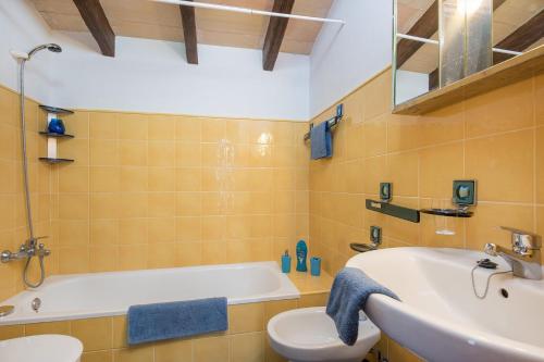 łazienka z umywalką, wanną i toaletą w obiekcie Villa Beatrice by Villa Plus w mieście Binibeca