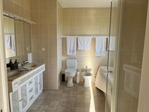 Ένα μπάνιο στο La Fiere Bridge Guest House