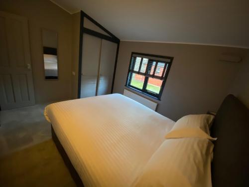 Gallery image of L19 - Penrhyn Spa Lodge with Hot Tub in Bethesda