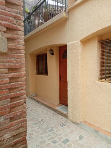 a building with a brown door and a balcony at Thuir: superbe appartement in Thuir