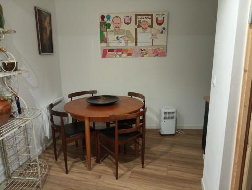 einen Esstisch und Stühle in einem Zimmer in der Unterkunft Thuir: superbe appartement in Thuir