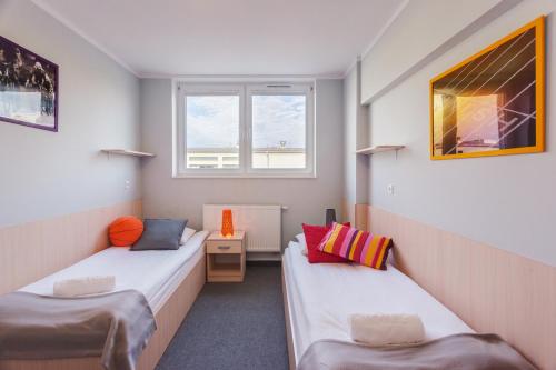سرير أو أسرّة في غرفة في Hostel Rakieta