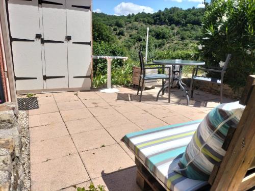 d'une terrasse avec une table, une table et des chaises. dans l'établissement maison aubenas le lavandin, à Ucel