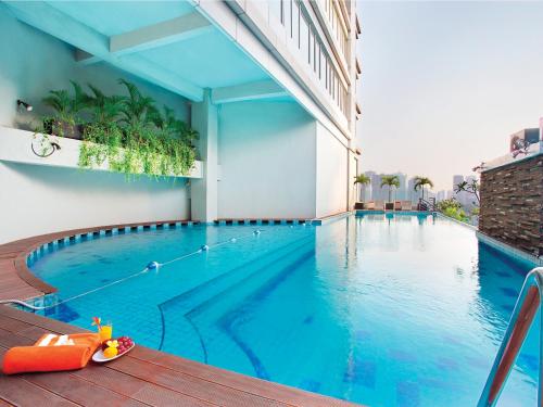 a swimming pool in the middle of a building at HARRIS Suites fx Sudirman in Jakarta