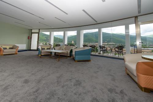Nespecifikovaný výhled na hory nebo výhled na hory při pohledu z hotelu