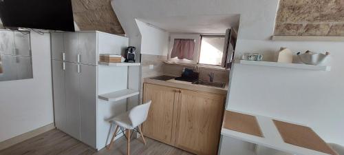 Cucina o angolo cottura di Monolocale Dimora Borgo Monte nel cuore di Otranto con garage