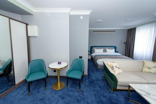Postel nebo postele na pokoji v ubytování Kirovakan Hotel