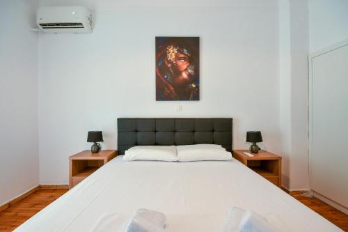 Thessaloniki Center Comfortable Apartment tesisinde bir odada yatak veya yataklar