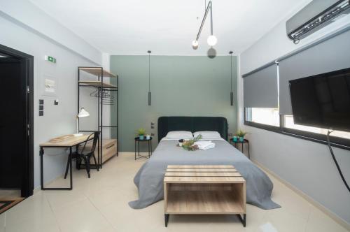 1 dormitorio con 1 cama y TV de pantalla plana en Urban Sea View Lofts #1, en Chalkida