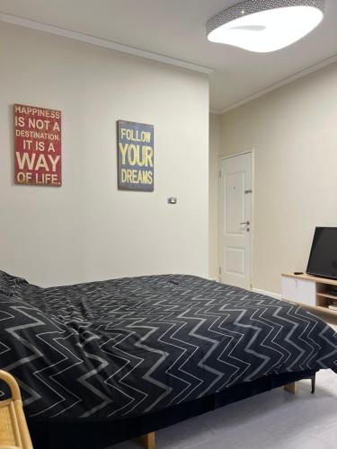ניב ברוזמרין في إيلات: غرفة نوم بسرير وجدار مع ملصق
