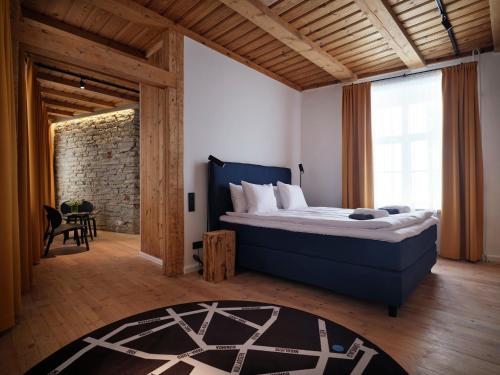 Postel nebo postele na pokoji v ubytování LJ5 - Old Town Rooms with Exclusive shared Roof Terrace