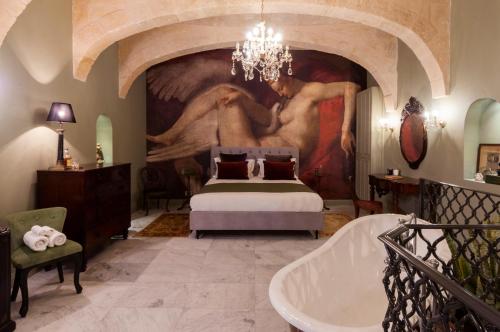 een slaapkamer met een bed en een schilderij aan de muur bij The Coleridge Boutique Hotel In Valletta in Valletta