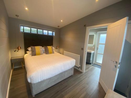 Un dormitorio con una cama grande y una ventana en P56 - Studio Pod with Hot Tub en Bethesda
