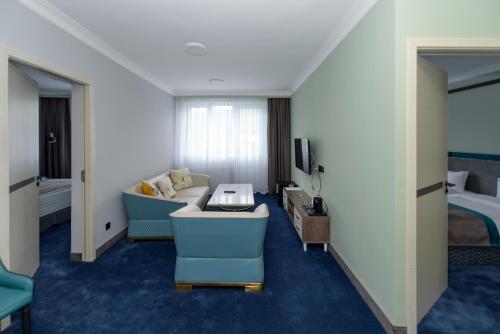 Postel nebo postele na pokoji v ubytování Kirovakan Hotel