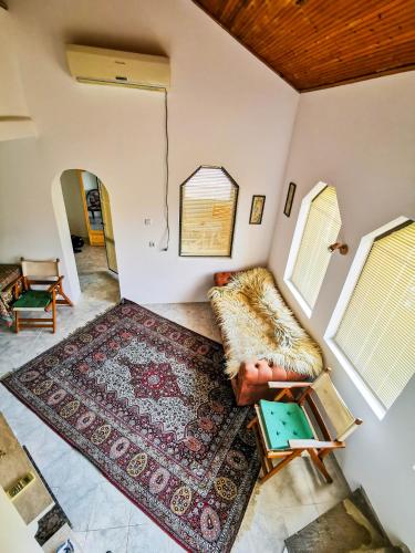 a living room with a couch and a rug at Къща за гости,,Вила Росица,, in Shabla