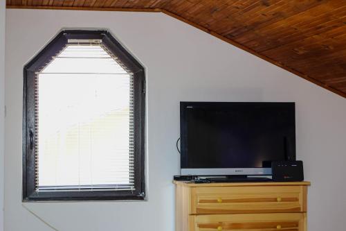 TV a/nebo společenská místnost v ubytování Къща за гости,,Вила Росица,,