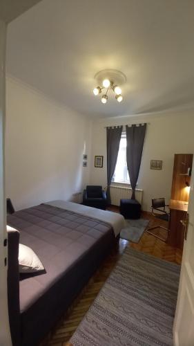 una camera con letto e un soggiorno di Fortress 1: Quiet, Lux 50m2 , apartment in the pedestrian zone a Belgrado