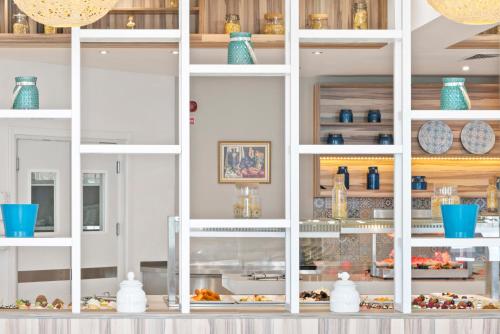 Nhà bếp/bếp nhỏ tại HVD Nympha Hotel - Adults Only - Private Beach & Free Parking