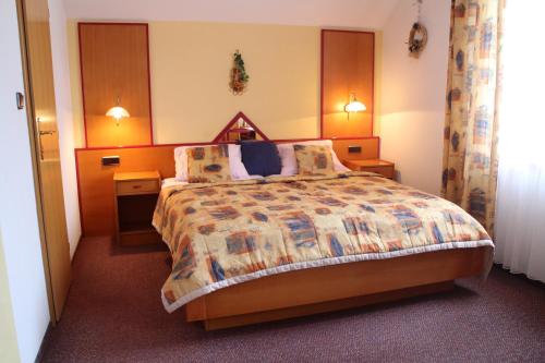 a hotel room with a bed and two lamps at Pension Janka Kdyně in Kdyně