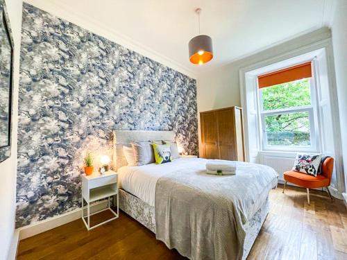 ein Schlafzimmer mit einem Bett und einem Wandbild in der Unterkunft Desirable 2 Bed Apt Near Edinburgh Castle in Edinburgh