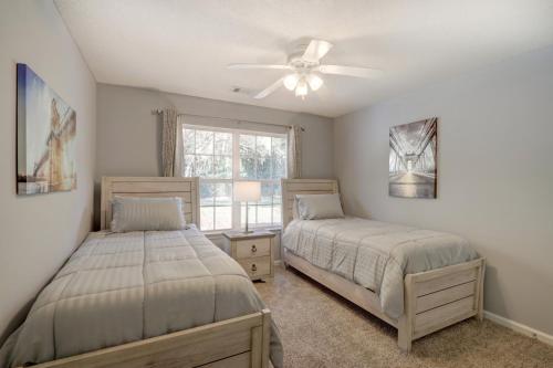 1 dormitorio con 2 camas y ventilador de techo en Pooler Travelers Retreat VI - Entire House - en Savannah