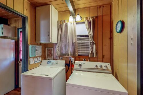 uma cozinha com um fogão e uma máquina de lavar roupa em Mellow Deer em Groveland