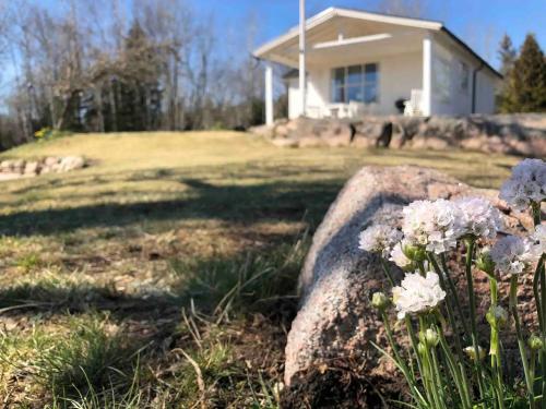 a house on a hill with flowers in the yard at Panoramablick - Meer - Familien - Remote Work in Fjällbacka