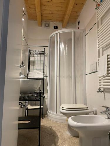 La salle de bains est pourvue d'une douche, de toilettes et d'un lavabo. dans l'établissement Archi di sole - Appartamenti, à Riccò del Golfo di Spezia