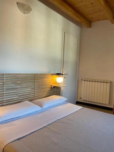 A bed or beds in a room at Archi di sole - Appartamenti