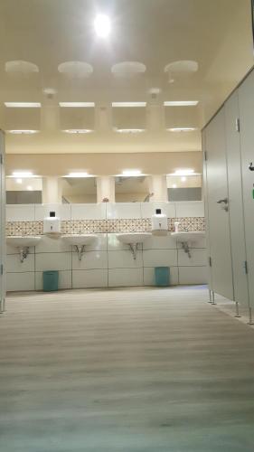 Cette grande chambre est dotée de miroirs sur les murs. dans l'établissement Glamping Pod, à Nordholz