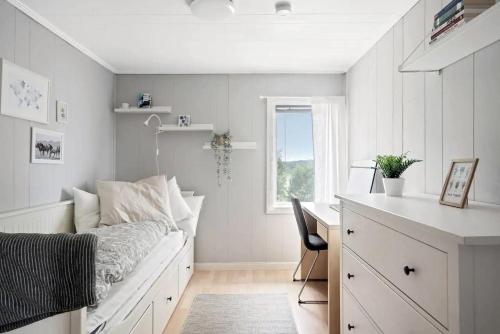 - une chambre avec un lit, un bureau et une fenêtre dans l'établissement Panoramablick - Meer - Familien - Remote Work, à Fjällbacka