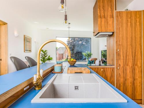 Φωτογραφία από το άλμπουμ του Pass the Keys Modern 2 Bedroom City Apartment With Parking στο Τσίτσεστερ
