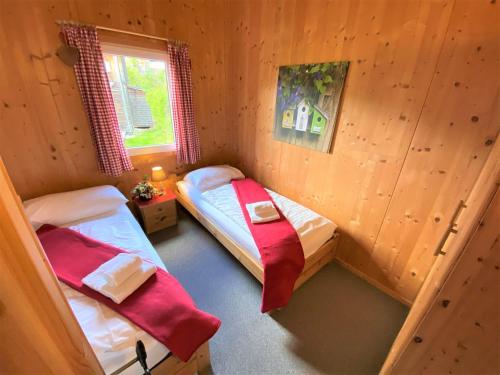 Habitación con 2 camas en una cabaña de madera en URIGES Chalet auf über 1250m +DAMPFBAD +NETFLIX!, en Hohentauern