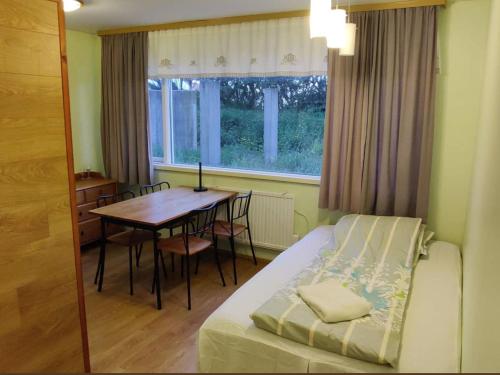 Postel nebo postele na pokoji v ubytování Bakland ad Lágafelli Apartment