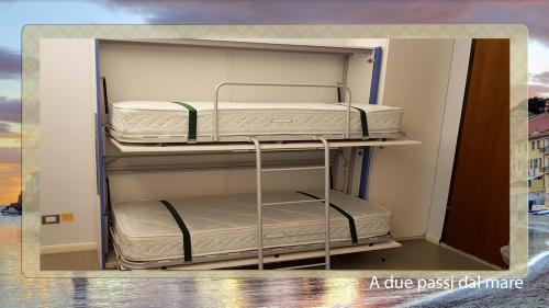 Palanda nebo palandy na pokoji v ubytování A due passi dal mare