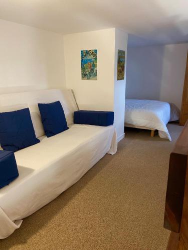 - une chambre avec 2 lits dotés d'oreillers bleus dans l'établissement L appart 516, à Villers-sur-Mer