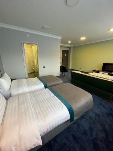 Postel nebo postele na pokoji v ubytování Kirovakan Hotel