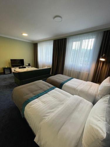 Postel nebo postele na pokoji v ubytování Kirovakan Hotel