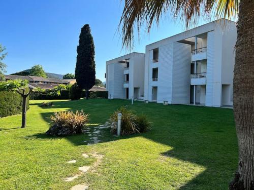 Κήπος έξω από το Luxury 3 pièce Garden Apartment in Cannes Marina