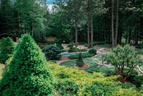 Jardín al aire libre en Hotel Troyer