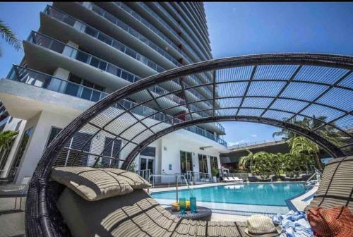 Kolam renang di atau dekat dengan Boutique-Style Miami Apt, Comfort, Design & Sea View -26A