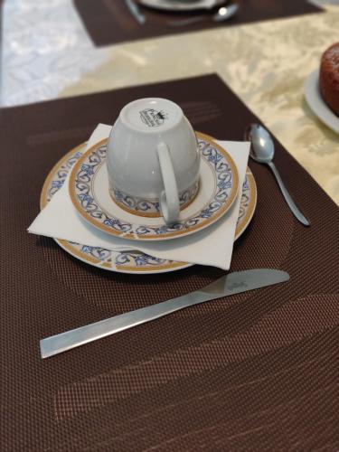 um bule de chá num prato numa mesa em Villetta Gina a San Giuseppe - Lido di Pomposa em San Giuseppe