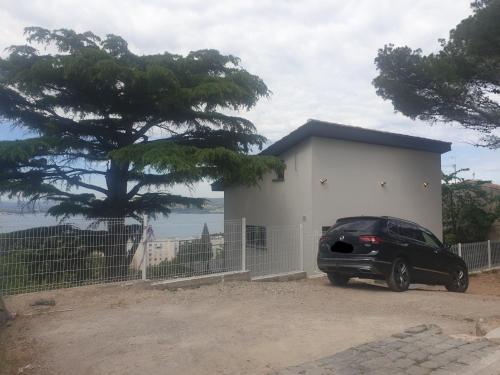 une voiture noire garée devant une maison dans l'établissement à la cime du mont Saint Clair, à Sète