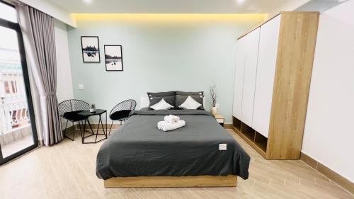 um quarto com uma cama com um bicho de peluche em MIDMOST C22 Apartment em Can Tho