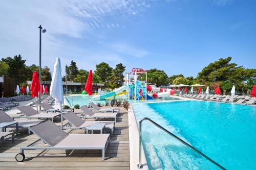 Bazén v ubytování Hotel Sipar Plava Laguna nebo v jeho okolí