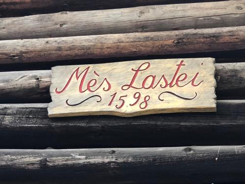 Mes Lasteiに飾ってある許可証、賞状、看板またはその他の書類
