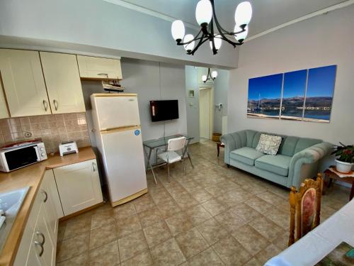 una cucina e un soggiorno con divano e frigorifero di Gallery Apartments a Lixouri