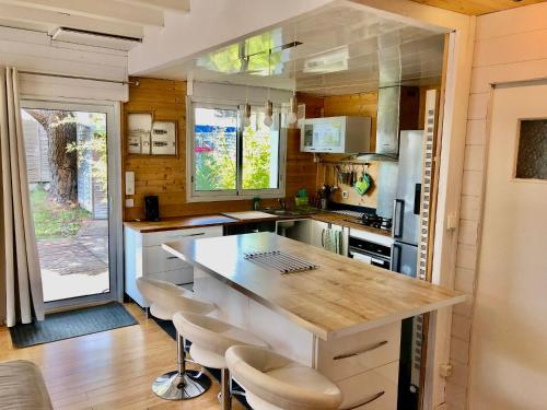 Kuchyňa alebo kuchynka v ubytovaní Villa avec Jardin à 250 m de l'océan WIFI