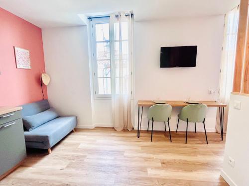 TV a/nebo společenská místnost v ubytování LE QUAI 3 - Studio neuf LUMINEUX CALME - CLIM - WiFi - Gare à 200m